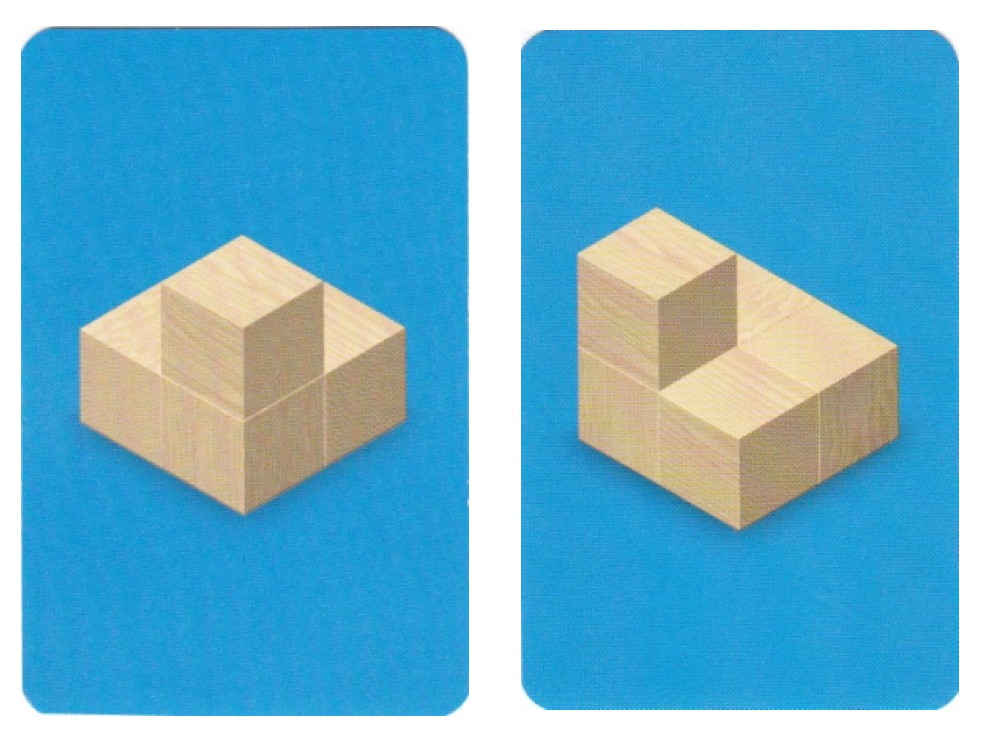 Zwei Spielkarten mit Würfelgebäuden des Spiels „Potz Klotz“. Die Würfelgebäude sind gleich, wurden aber aus verschiedenen Perspektiven abgebildet.