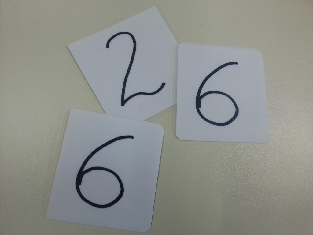 Foto der Ziffernkarten „2“, „6“ und „6“.