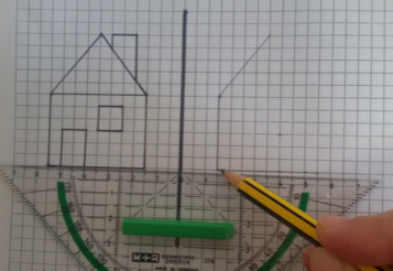 Foto einer Zeichnung auf Karopapier. Links: Zeichnung eines Hauses mit Fenster und Tür. Daneben Senkrechte Linie. Rechts: Nachzeichnung des Hauses anhand der Kästchen mithilfe eines Geodreiecks.