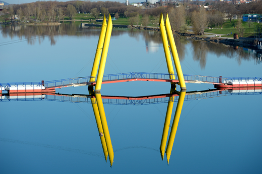 Foto einer Brücke mit symmetrischen Pfeilern.
