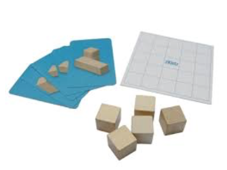 Foto des Spielmaterials des Spiels „Potz Klotz“: Spielkarten, Bauunterlage, Holzwürfel.
