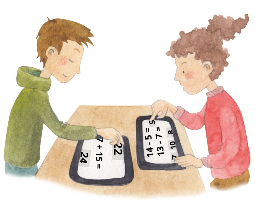 Illustration zu digitalen Medien im Mathematikunterricht. Zwei Kinder sitzen sich an einem Tisch gegenüber. Vor ihnen liegt jeweils ein Tablet. Auf den Bildschirmen sind Rechenaufgaben zu sehen, denen das richtige Ergebnis zugeordnet werden muss.