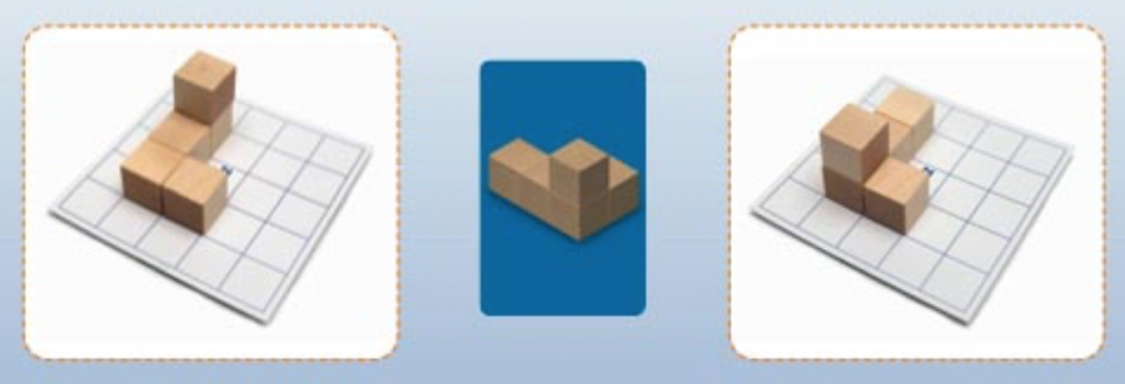 Abbildung einer Spielkarte mit einem Würfelgebäude und zwei aufgebauten Würfelgebäude auf einem Bauplan.