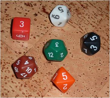 Foto von 6 Würfeln, die verschieden viele Flächen haben. 