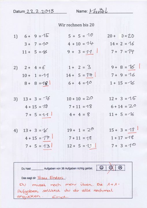 Abbildung eines korrigierten Arbeitsblattes. Überschrift: „Wir rechnen bis 20“. Datum: 22.2.2013, Name: Manuel. Darunter 4 Aufgaben mit jeweils 3 Päckchen mit Additionsaufgaben. Darunter Kästchen, welches von der Lehrkraft ausgefüllt wurde: „Du hast _ Aufgaben  von 36 Aufgaben richtig gelöst. Das sagt dir Frau Enders: Du musst noch mehr üben. Die 1 plus 1 Aufgaben solltest du dir alle nochmal angucken.“ Von 3 Smileys wurde der mittlere angekreuzt.